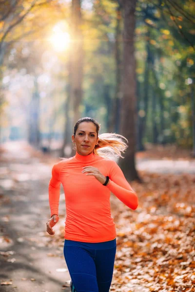 Kadın Koşuyor Doğa Açık Park — Stok fotoğraf