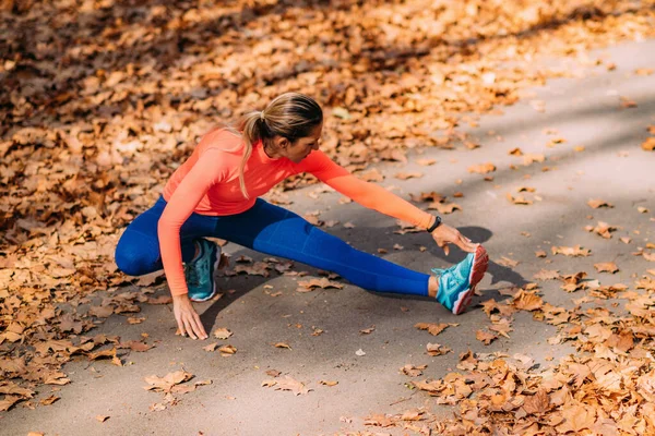 Frau Streckt Sich Nach Joggen Park — Stockfoto