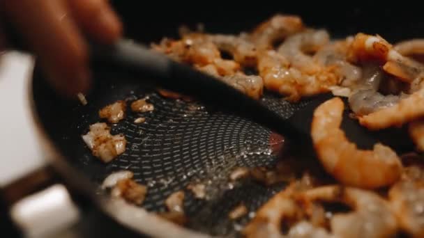 虾仁放在锅里炸 用虾仁和洋葱在奶油酱汁中做面食 虾仁用奶油和牛奶蒸煮 — 图库视频影像