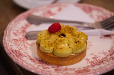 Lezzetli ve pofuduk Fransız fıstıklı tart tatlısıyla taze böğürtlen.