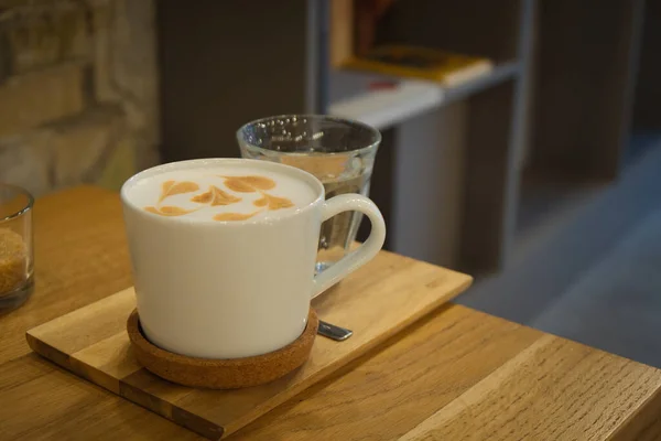 Kafede Uzaktan Kumandalı Bir Sabahı Bir Fincan Lezzetli Cappuccino Kahve — Stok fotoğraf