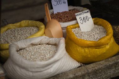 Sırbistan 'ın Novi Sad kentindeki Riblja pijaca şehir pazarında çeşitli organik fasulyelerle dolu çuvallar. Sırpça - Gradistanac yaklaşık 300 dinar