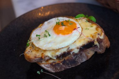 Croque Madame sandviçi ünlü croque monsieur 'un bir çeşididir. Jambon, bchamel ve Gruyre peyniri ile birlikte. Ama kroque madamın üstü kızarmış yumurta şapkasıyla kaplıdır..