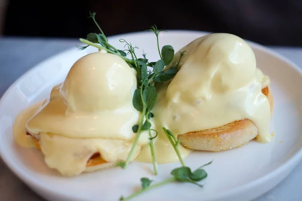 Huevos Benedict Desayuno Americano Común Plato Brunch Que Consiste Dos — Foto de Stock