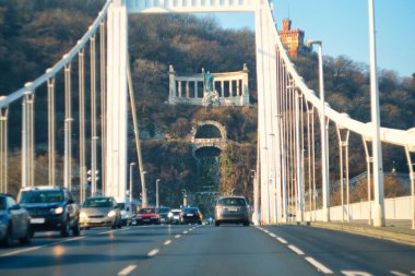 Macaristan 'ın Budapeşte kentindeki Pest ilçesinin tarihi merkezinde trafik