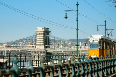 Tarihi Budapeşte şehrinde toplu taşıma aracı olarak eski sarı tramvay ve Macar başkentinin turistik merkezleri