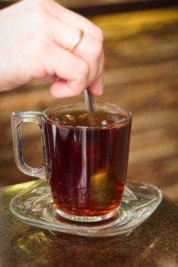 Kahvaltı için cam çay bardağına sıcak siyah çay dolduruyorum.