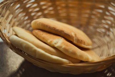 Pita ekmeği (ayrıca Arap ekmeği ve Suriye ekmeği olarak da bilinir), Akdeniz ve Orta Doğu mutfağında yaygın olarak kullanılan mayalanmış bir ekmek..