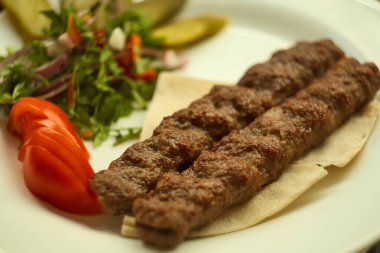 Geleneksel Suriye et yemeği - Halep usulü dana kebabı Düz ekmek pidesi ve sebzeli