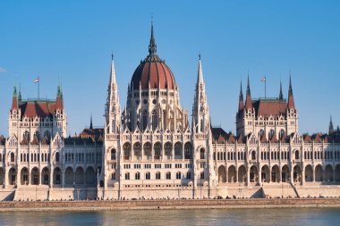Budapeşte Parlamentosu olarak da bilinen Macar Parlamentosu, kentin başlıca sembol ve turistik merkezlerinden biri haline geldi..