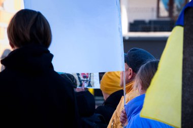 Sırbistan 'ın Novi Sad kentindeki Ukrayna' da Rusya 'nın askeri saldırısına karşı savaş karşıtı protesto. 