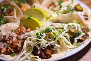Otantik Meksika usulü taco, carne asada, carnitas ve barbacoa.