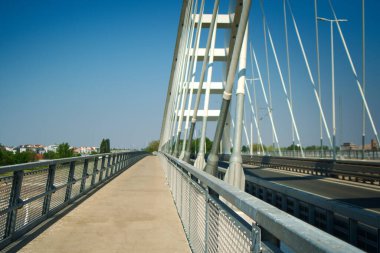 Sırbistan 'ın Novi Sad kentinde Metal köprü desteği, trafik hattı ve yeni eelj köprüsünün yaya geçidi