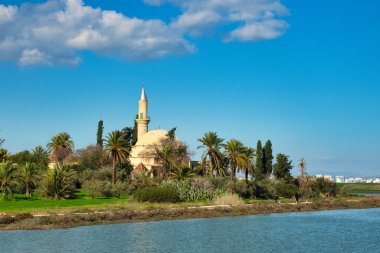 Kıbrıs adasındaki tuz gölündeki eski caminin cephesi