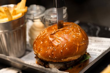 Geleneksel bar yemeği - kızarmış patates ve kurutulmuş sığır burger.