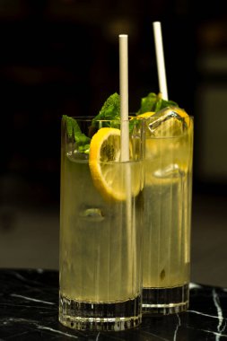 Lezzetli narenciye - bir bardak sıkılmış limonata ve taze nane.