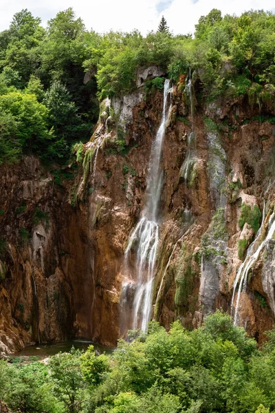 Gyönyörű Fröccsenő Víz Vízesések Horvátországban Nemzeti Park Plitvicei Tavak — Stock Fotó
