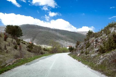 Sırbistan 'ın Uvac kanyonundaki şaşırtıcı dağ manzarası ve kırsal yol