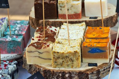 Sağlık, cilt bakımı ve rahatlama için kokulu aromatik sanatsal sabun çeşitliliği