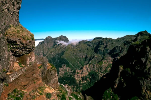 Yüksek Madeira Dağının Muhteşem Manzarası Şafak Vakti Bulutlar — Stok fotoğraf