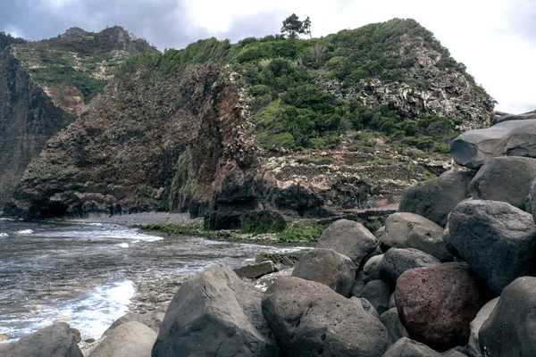 Бушующие Волны Атлантического Океана Галечном Пляже Острова Мадейра — стоковое фото