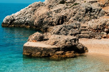 Tatil için ıssız ve ıssız bir sahil - Hırvatistan 'ın Cres adasındaki Sveti Stefan plajı
