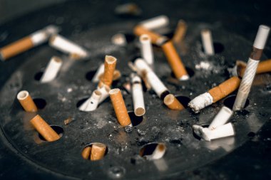 Nikotin ve tütün bağımlılığı - zehirli sigara ve kül tablası