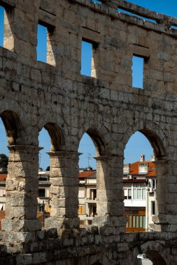 Pula 'daki Roma amfitiyatro arenasının dışında. Hırvatistan