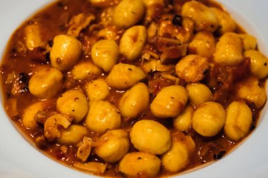 Lezzetli İtalyan makarnası. Domates soslu patates gnocchi.