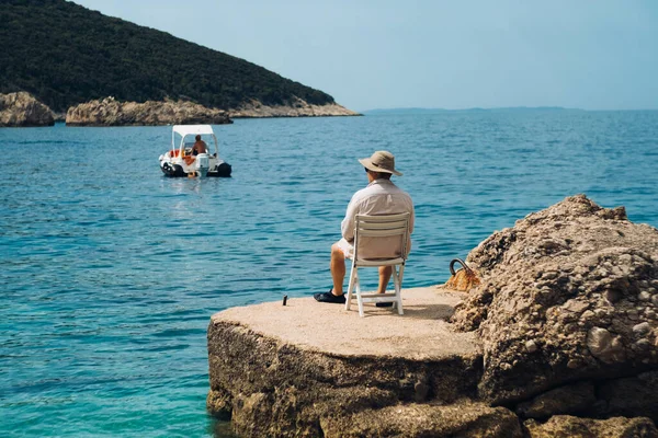 Tourist Man Relaxing Idyllic Seaside View Blue Flag Remote Beach — Stockfoto