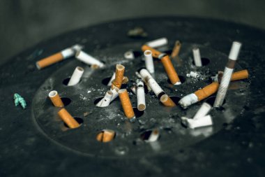 Nikotin ve tütün bağımlılığı - zehirli sigara ve kül tablası