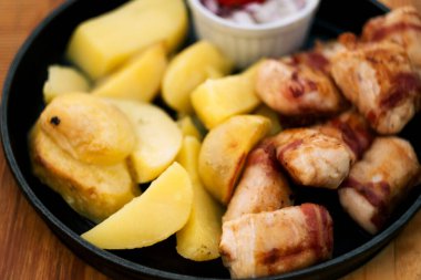 Jambona sarılı Sırp tavuk şişleri ve fırında patates - ranii