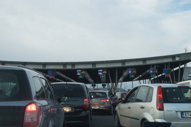 Sırbistan ile Avrupa Birliği arasındaki gümrük kuyruğunda uzun bir sıra yolcu aracı bekliyor