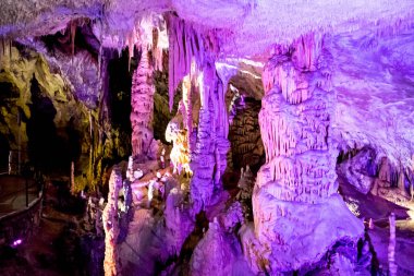 Slovenya 'nın en büyük mağara sistemlerinden biri olan Postojna mağarası dikitleri ve sarkıtları