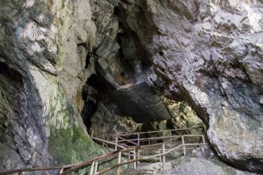 Postojna Mağarası yakınlarındaki bir uçurumun ortasında yer alan Predjama Şatosu dünyanın en büyük mağara kalesidir. Kalenin altında yarasalarla dolu güzel bir mağara var..