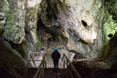 Postojna Mağarası yakınlarındaki bir uçurumun ortasında yer alan Predjama Şatosu dünyanın en büyük mağara kalesidir. Kalenin altında yarasalarla dolu güzel bir mağara var..