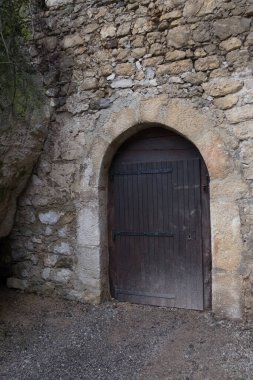 Postojna Mağarası yakınlarındaki bir uçurumun ortasında yer alan Predjama Şatosu dünyanın en büyük mağara kalesidir. Kalenin altında yarasalarla dolu güzel bir mağara var..