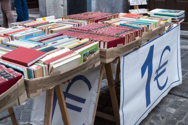 Slovenya, Ljubljana 'daki bit pazarında ucuz kitap satışı