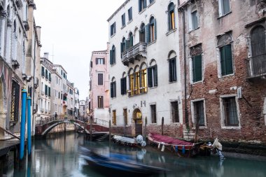 İtalya 'nın Venedik kanalında romantik günbatımı