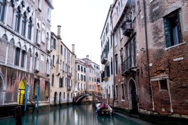 İtalya 'nın Venedik kanalında romantik günbatımı