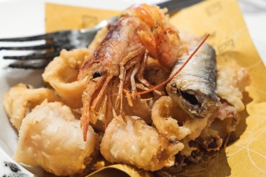 Fritto misto Breaded (tempura ile kaplanmış) deniz ürünleri - kalamar, ahtapot, karides, midye, balık ve sardalya İtalya 'nın Venedik restoranında servis edilir.