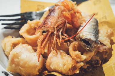 Fritto misto Breaded (tempura ile kaplanmış) deniz ürünleri - kalamar, ahtapot, karides, midye, balık ve sardalya İtalya 'nın Venedik restoranında servis edilir.