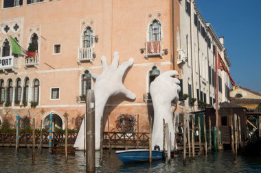 Eski ve dar sokakların manzarası katedraller, saraylar ve Venedik, İtalya 'daki geleneksel gondol tekneleriyle dolu romantik kanallar. 