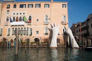 Eski ve dar sokakların manzarası katedraller, saraylar ve Venedik, İtalya 'daki geleneksel gondol tekneleriyle dolu romantik kanallar. 
