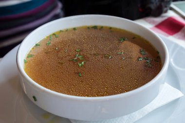 Slovenya 'nın Ljubljana kentindeki restoranda ev yapımı makarna ve bitkilerle dolu zengin sığır eti bulyonu servis ediliyor.