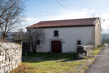 Slovenya 'nın ortaçağ köyü kocjan' ı dik duvarlarla çevrili küçük bir tepenin üzerinde yer alır. Tarih öncesi dönemde yerleşmiş ve Orta Çağ 'da ünlü Kocjan mağara sisteminin yakınında yeniden inşa edilmiştir..