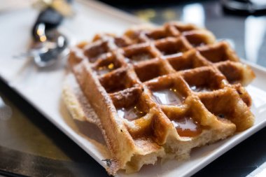 Krem şantili sıcak Belçika waffleları, böğürtlen, çikolata, karamel ve saf akçaağaç şurubu