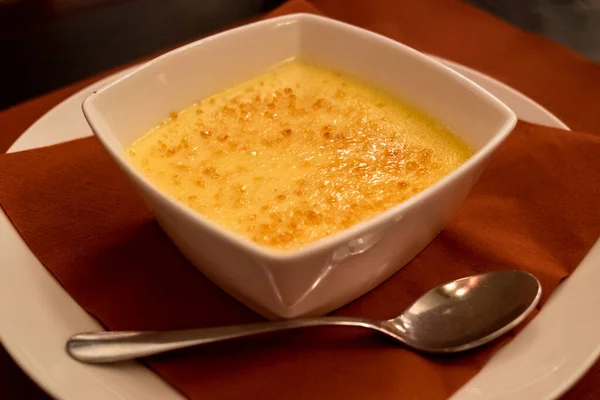 Een Zoet Italiaans Dessert Gekarameliseerde Crème Brulee — Stockfoto