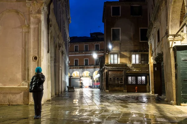 Une Personne Seule Rêvant Sur Vieille Place Venise Italie Soir — Photo