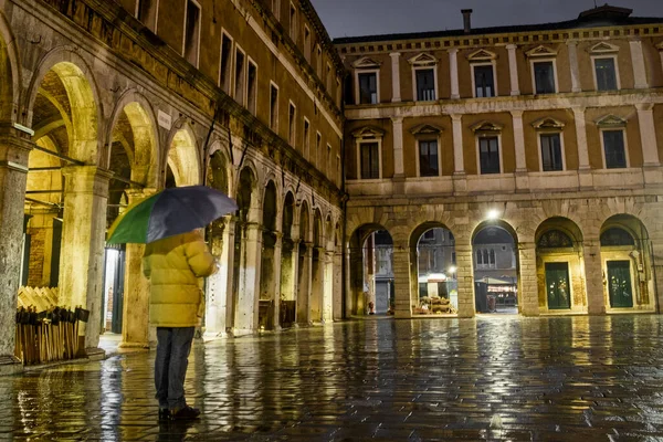 Une Personne Seule Rêvant Sur Vieille Place Venise Italie Soir — Photo